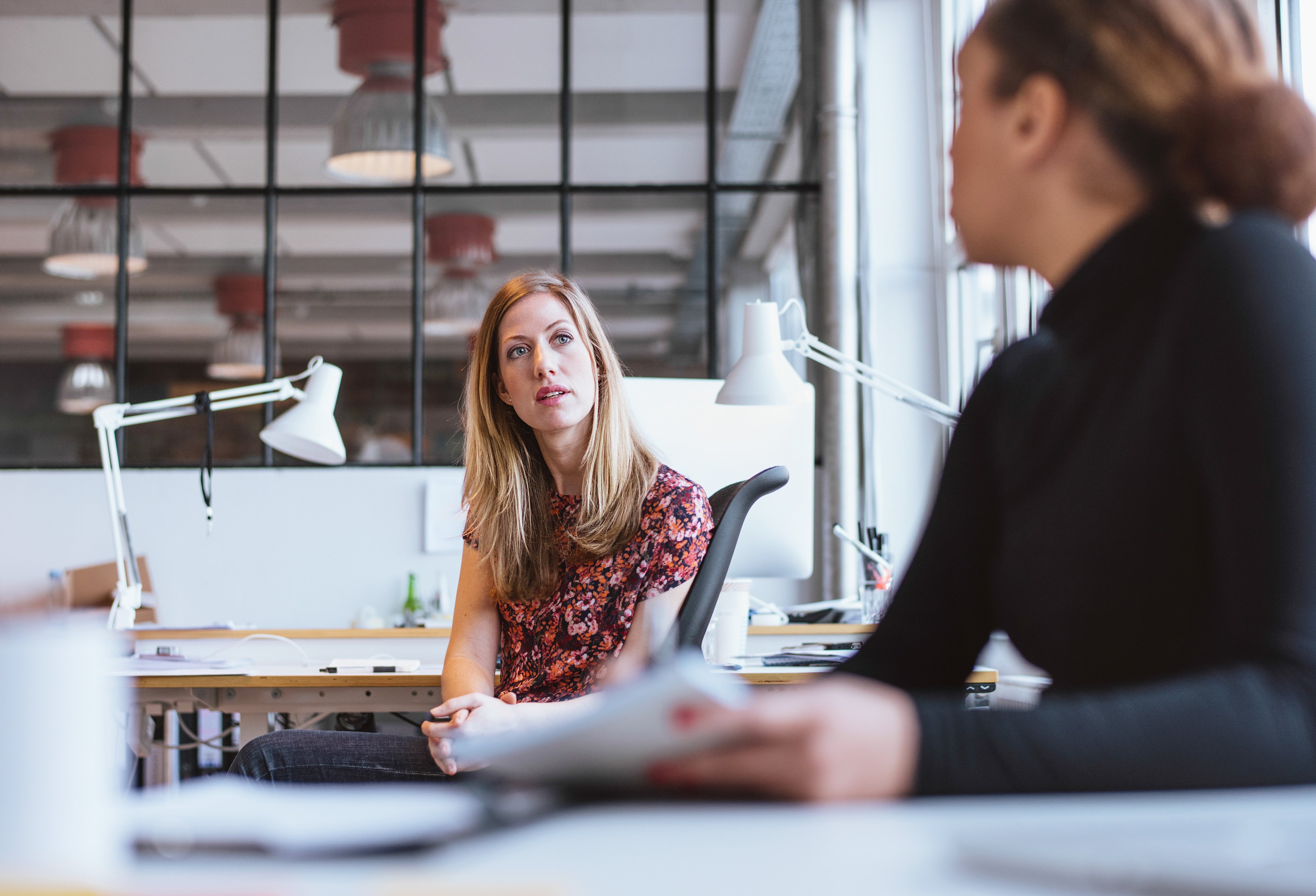 Vrouw die aandachtig luistert tijdens een non-profit board meeting